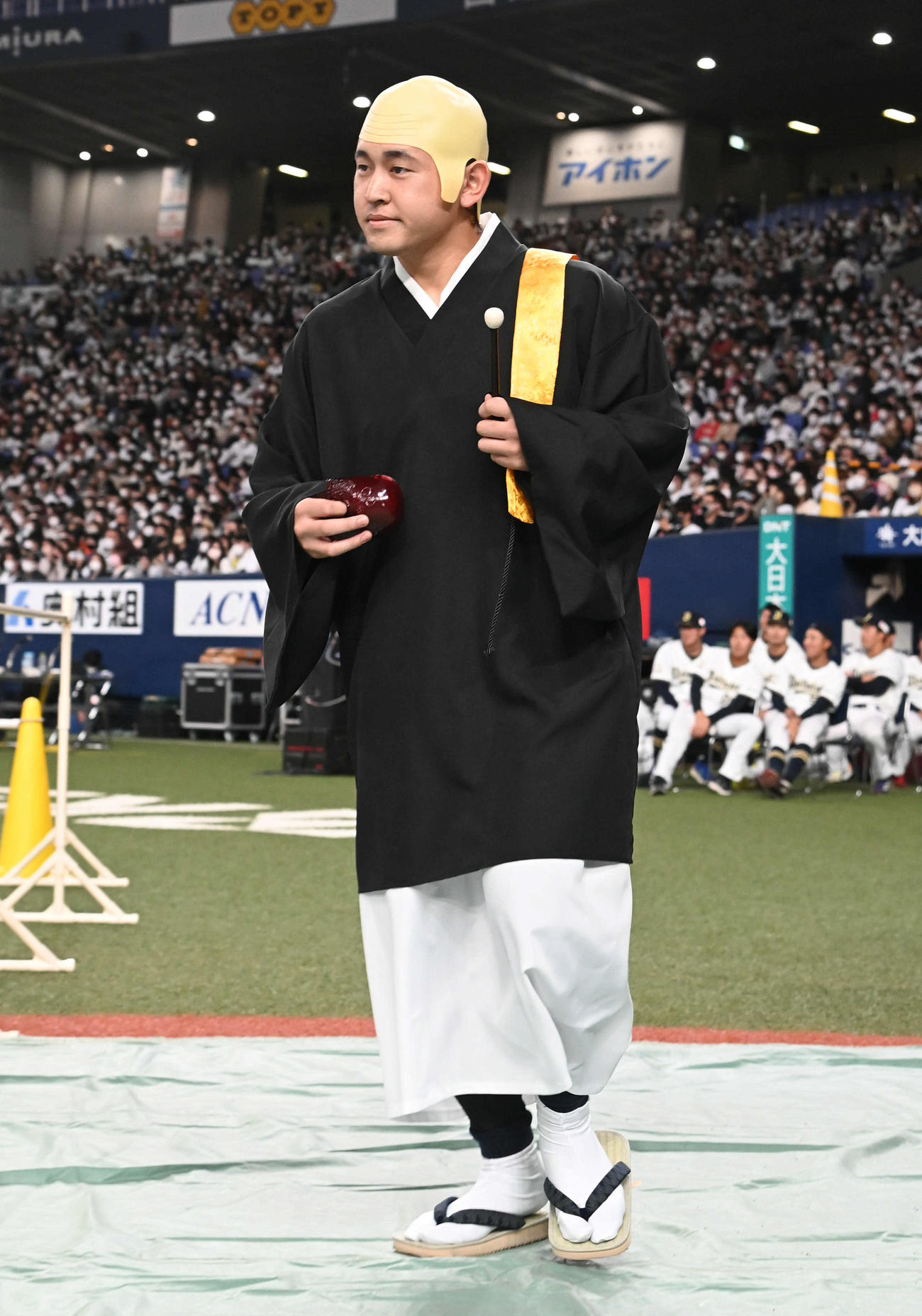 バッファローズトレンド大賞にノミネートされ坊さんで登場したオリックス宮城（撮影・石井愛子）