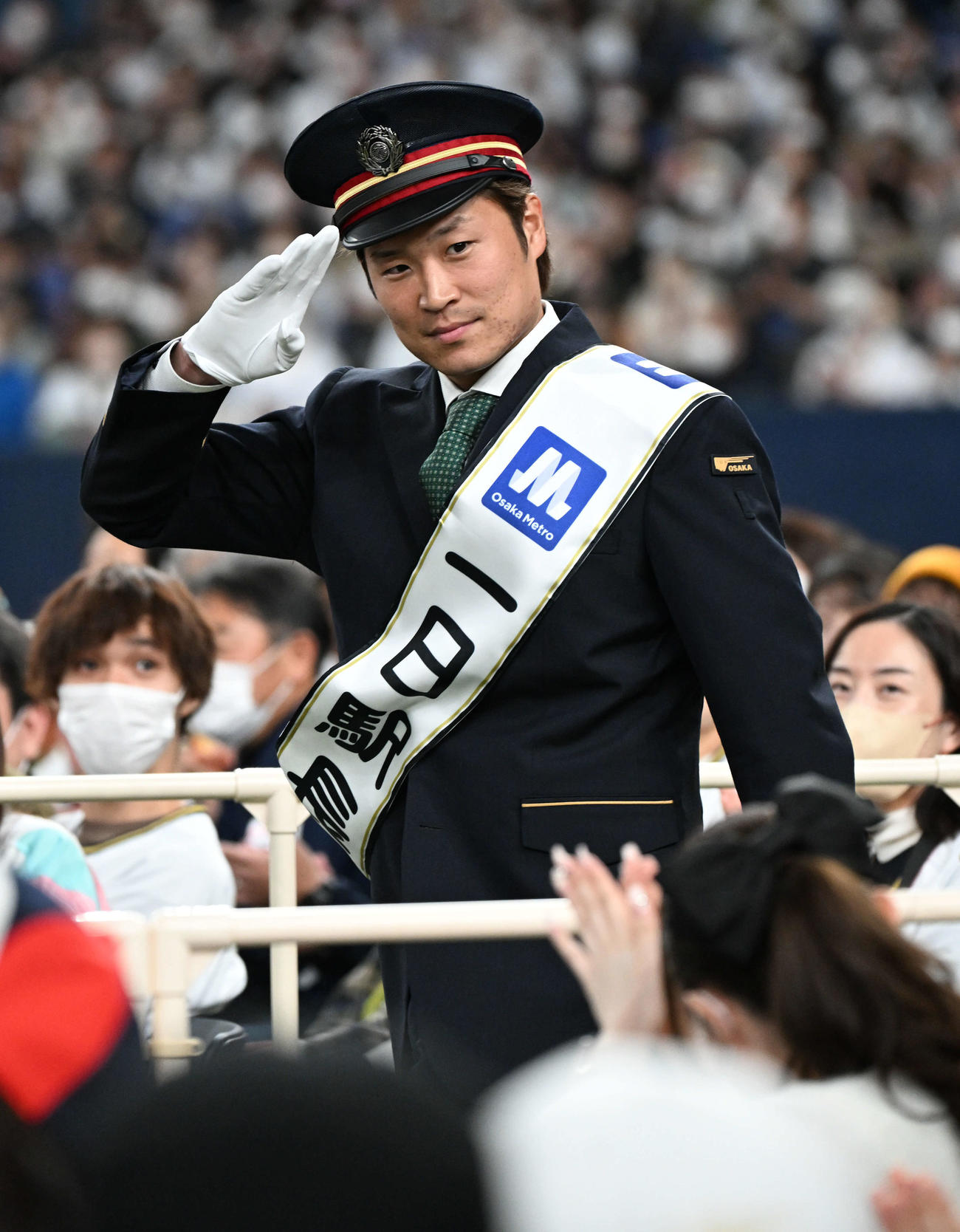 大阪メトロ1日駅長に任命されたオリックス阿部（撮影・石井愛子）