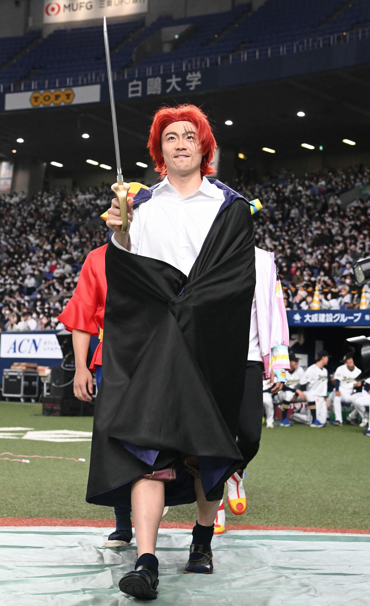 ONE×PIECEのコスプレをするオリックス山崎福（撮影・石井愛子）