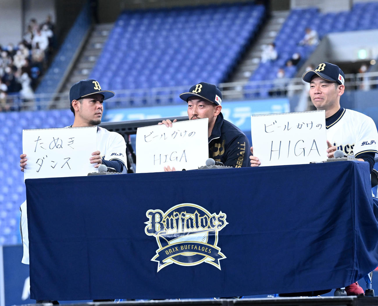 バファローズトレンド大賞2022にノミネートされていなかった「ビールかけにHIGA」が選ばれキョトンとする比嘉（左）。右から近藤、平野佳（撮影・前岡正明）