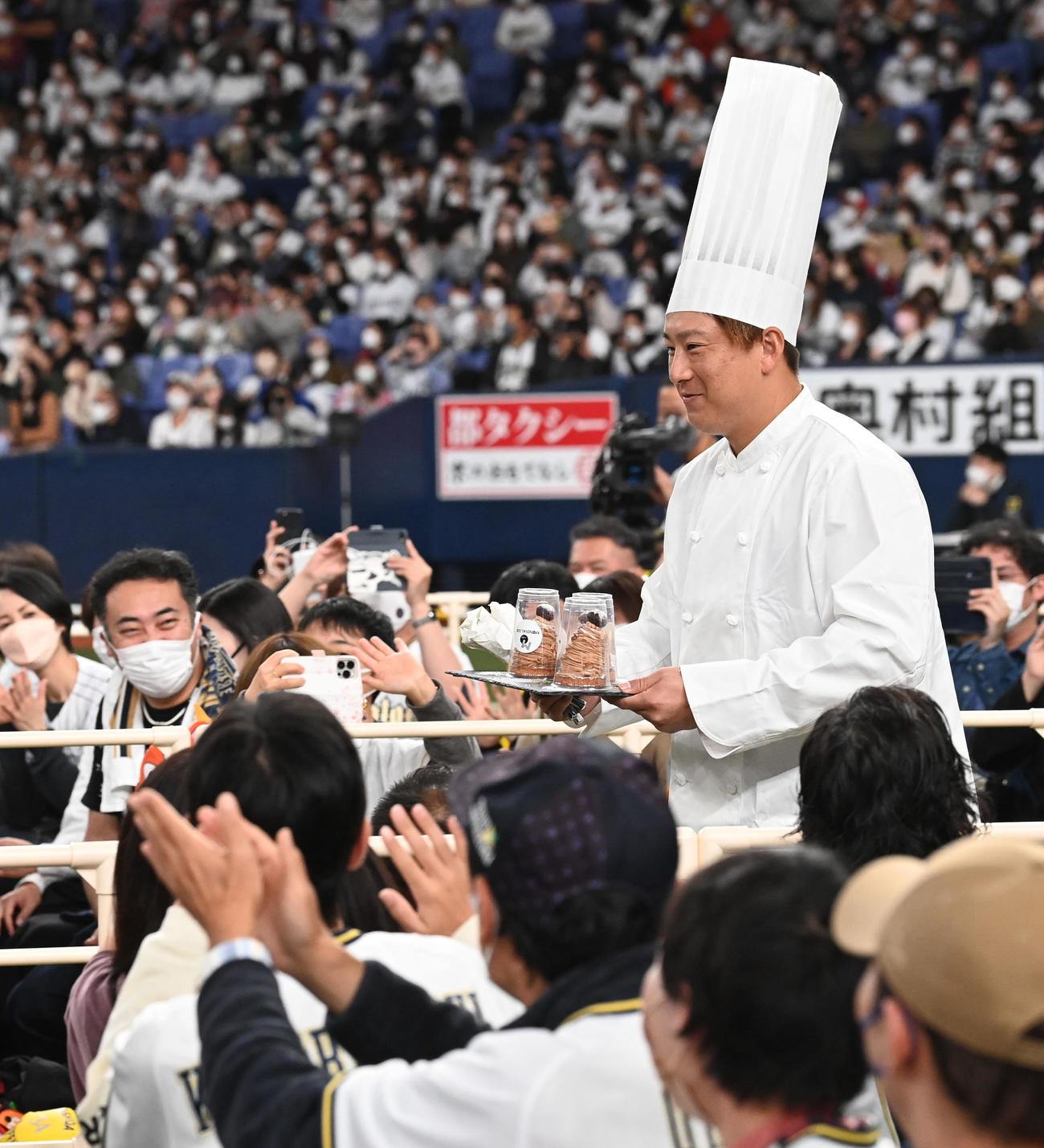 大食いバトル！で天使カードを引くとモンブランを持った「神戸のパティシエ」杉本裕太郎が登場（撮影・前岡正明）