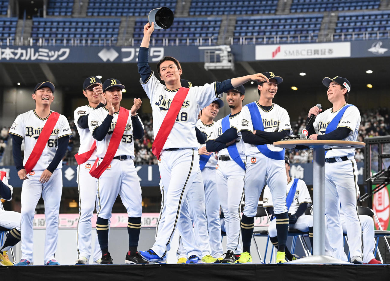 早抜けリレークイズで正解した山本（撮影・前岡正明）