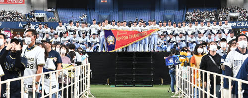 記念撮影を行うオリックスナイン（撮影・前岡正明）