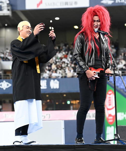 バファローズトレンド大賞2022に「みやくれ」でノミネートされたお坊さんの宮城とX JAPANの紅林（撮影・前岡正明）