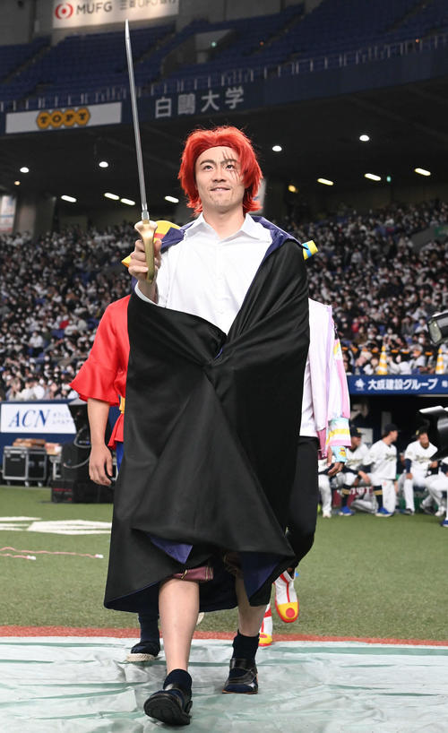 ONE×PIECEのコスプレをするオリックス山崎福（撮影・石井愛子）