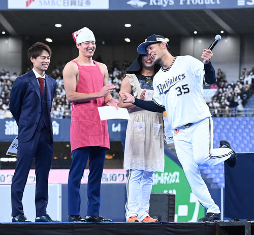 バファローズトレンド大賞2022にノミネートされていなかった「ビールかけにHIGA」が選ばれ「比嘉走り」を披露する比嘉（撮影・前岡正明）
