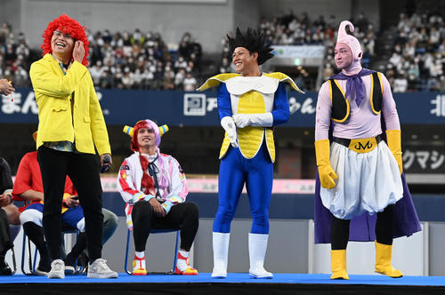 ドラゴンボールでコスプレチームバトルに出演した、左から辻垣、佐野如、釣（撮影・前岡正明）