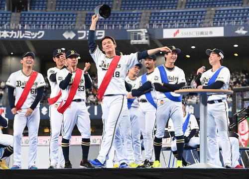 早抜けリレークイズで正解した山本（撮影・前岡正明）