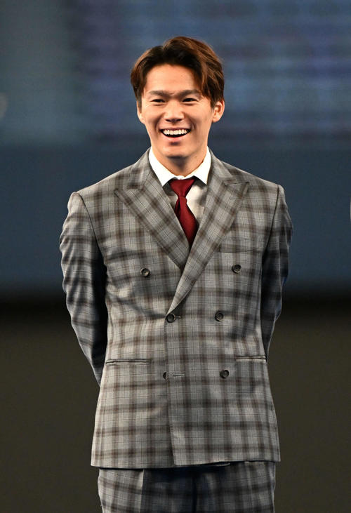 バッファローズトレンド大賞にノミネートされスーツ姿で登場したオリックス山本（撮影・石井愛子）