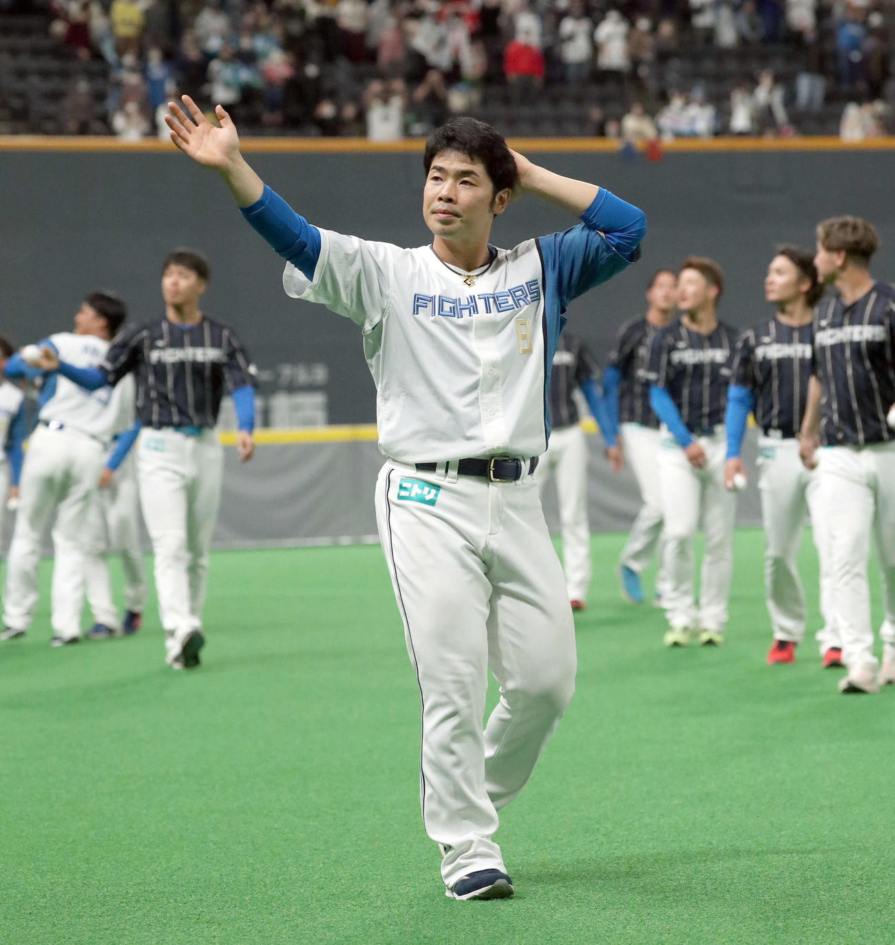 日本ハムファンフェスティバル2022を終え、スタンド応援席のファンに手を振りながら引き揚げる近藤（撮影・佐藤翔太）
