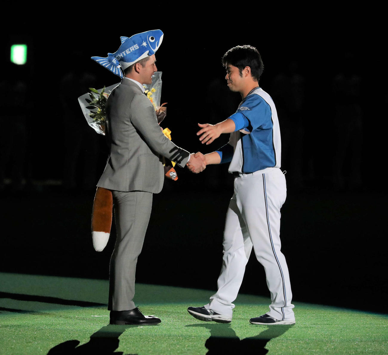 引退セレモニーで近藤（右）と握手する杉谷（撮影・黒川智章）