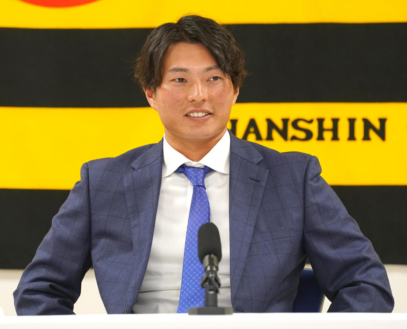 契約更改後の会見に臨む阪神北條（代表撮影）