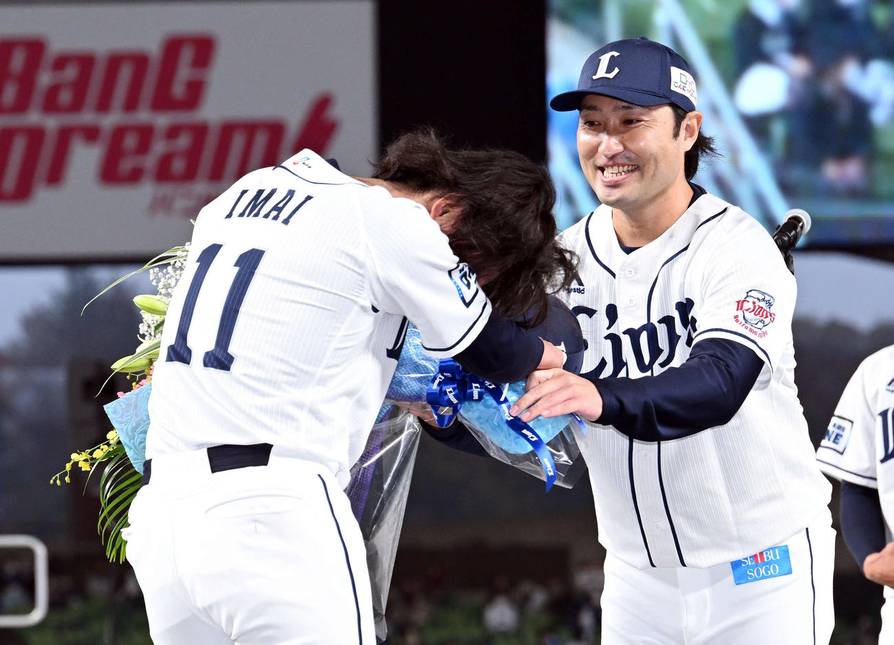 引退セレモニーで西武武隈（右）は涙を流す今井から花束を受け取る（撮影・滝沢徹郎）