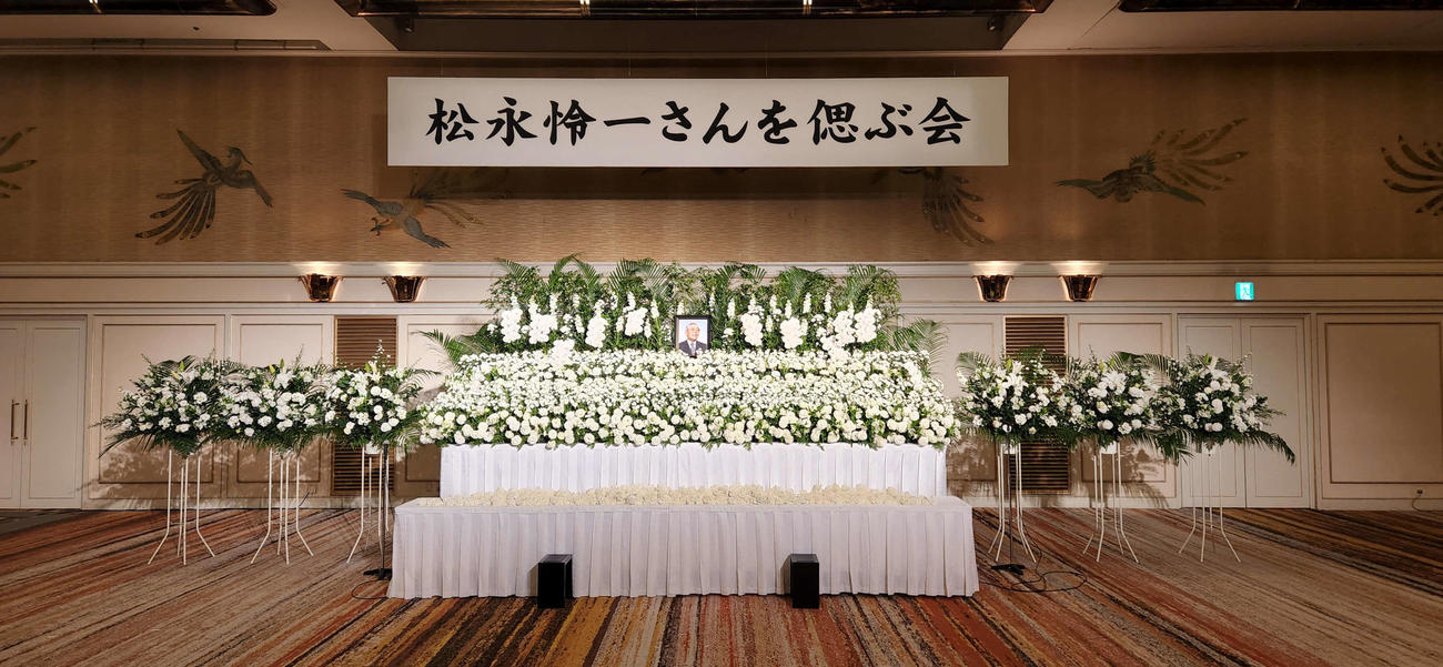 松永怜一さんを偲ぶ会　白い花で飾られた祭壇と献花台（撮影・保坂淑子）