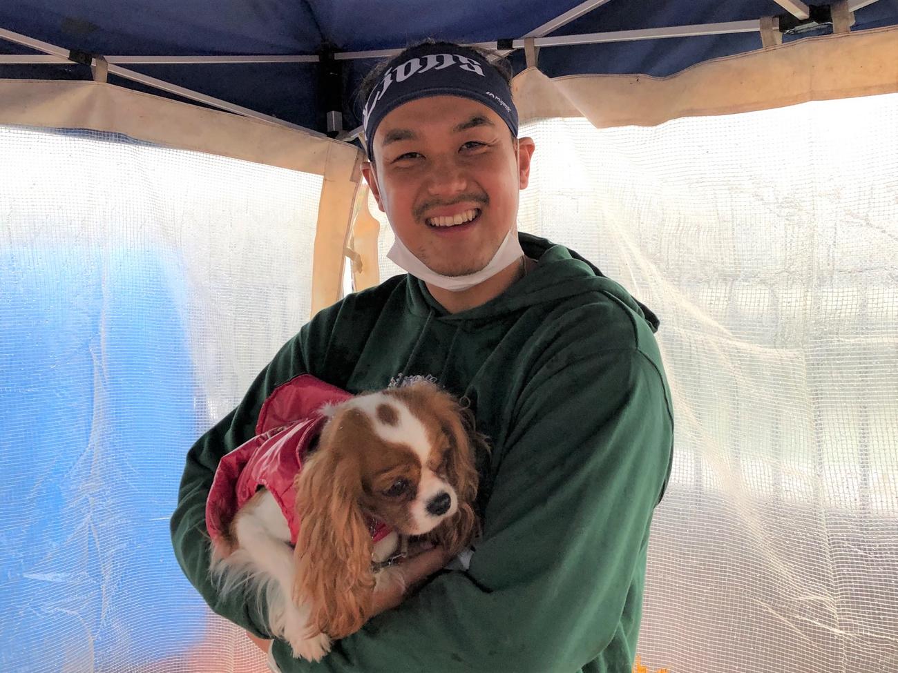 犬を抱っこする西武高橋（球団提供）