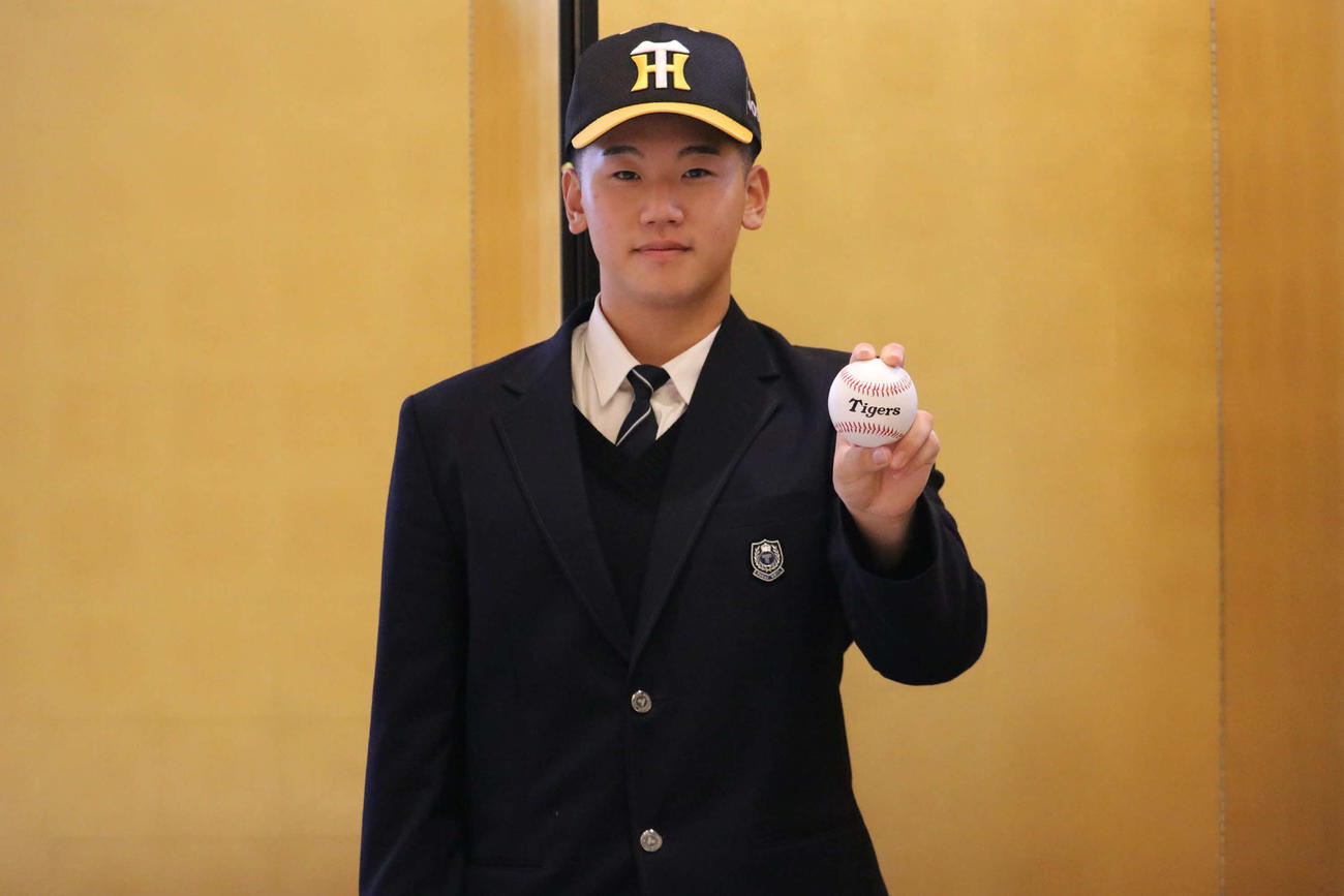 阪神と仮契約を結んだ東海大札幌・門別（阪神タイガース提供）