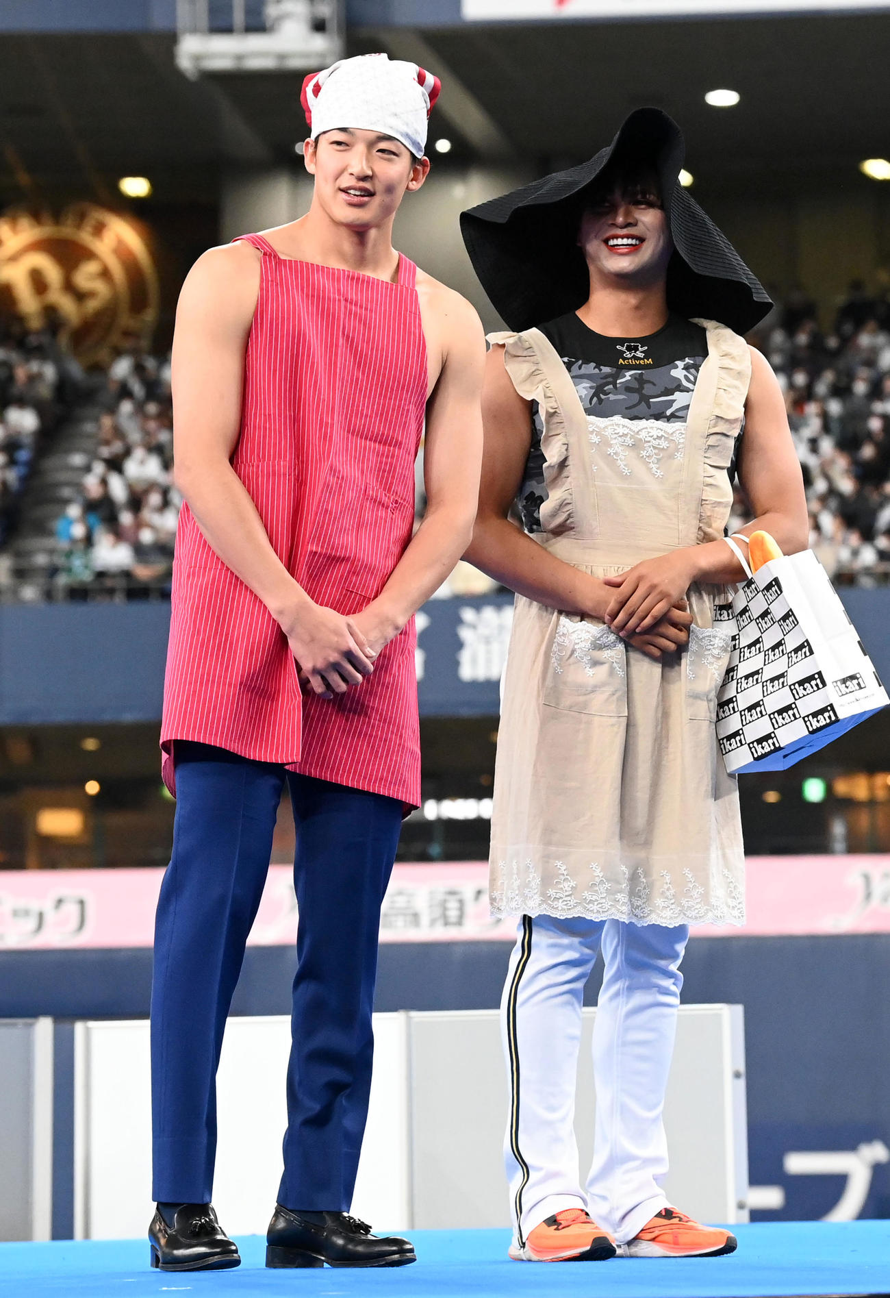 トレンド大賞にノミネートされた山崎颯の「吹田の主婦」（左）と新たに登場した新キャラクター宇田川の「芦屋のマダム」（撮影・前岡正明）