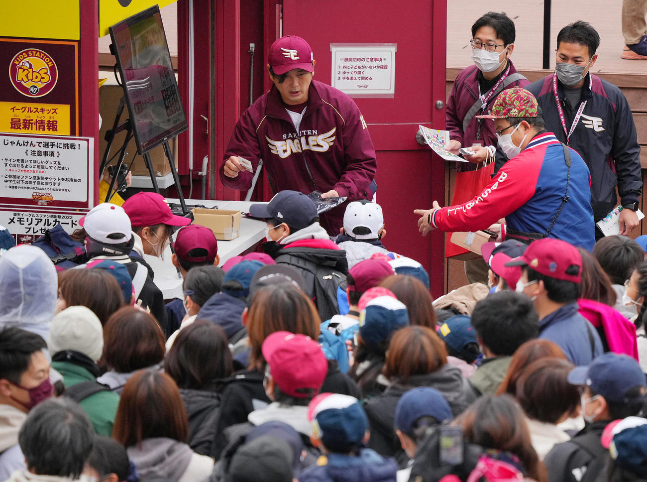 中日に移籍する涌井（左奥）のもとには多くのファンが集まった