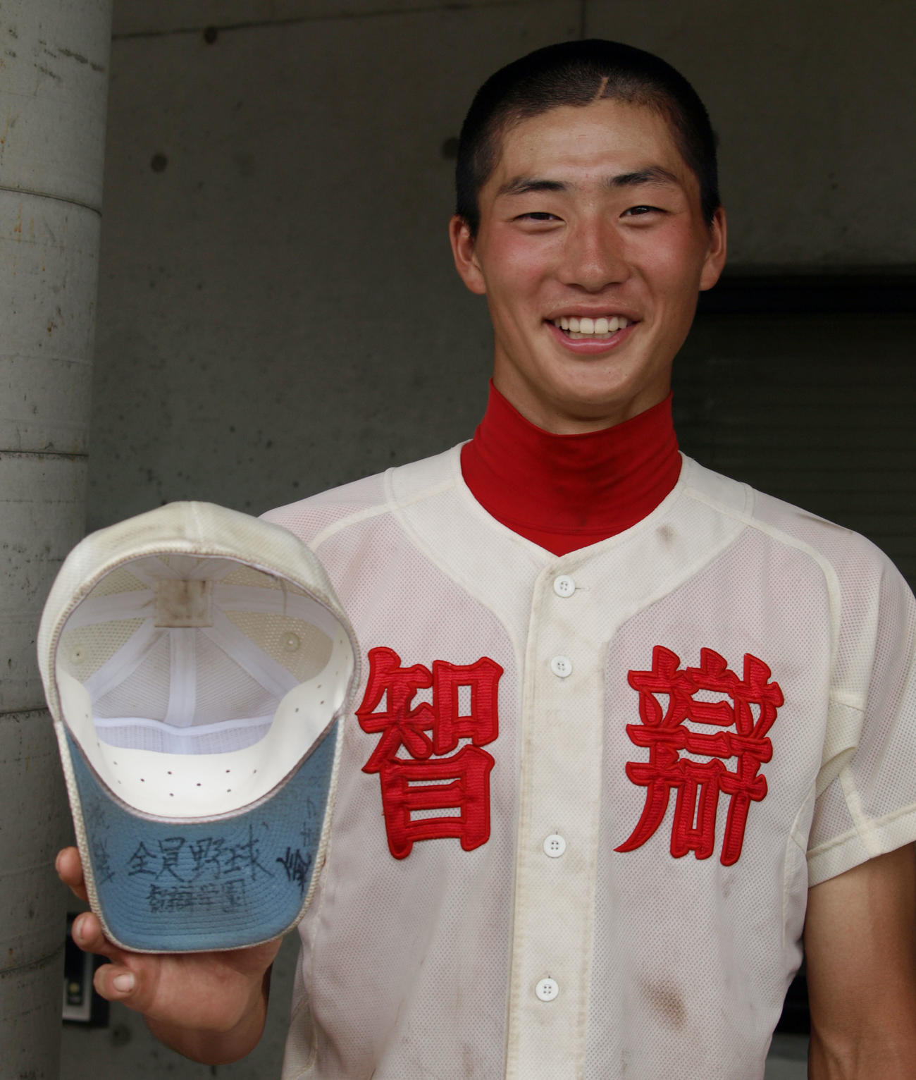 15年7月、智弁学園・広岡は1年先輩の巨人岡本から譲られた帽子を手に笑顔