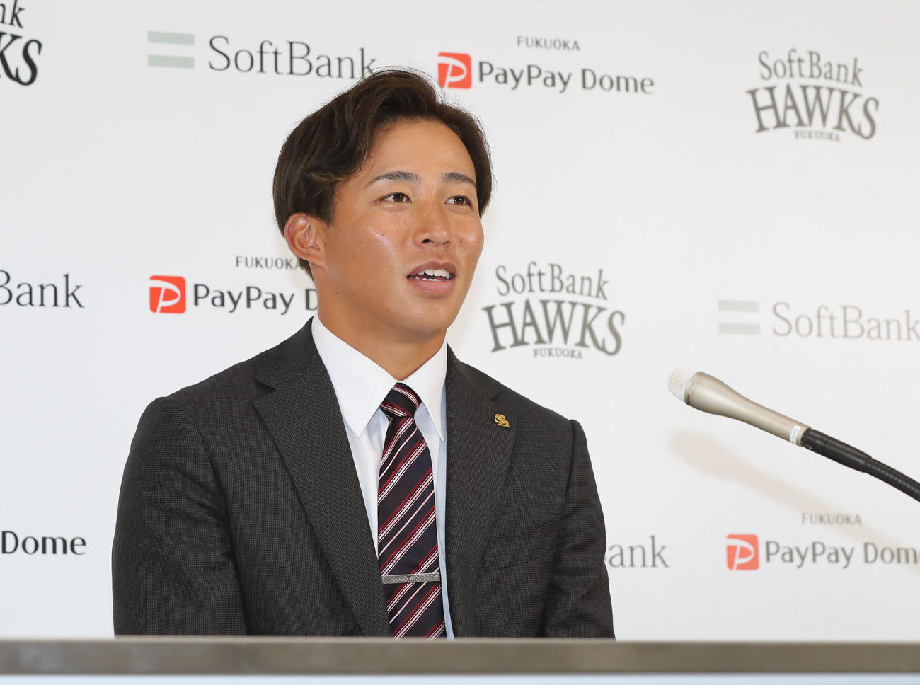契約更改を終えて会見を行う野村勇（撮影・屋方直哉）