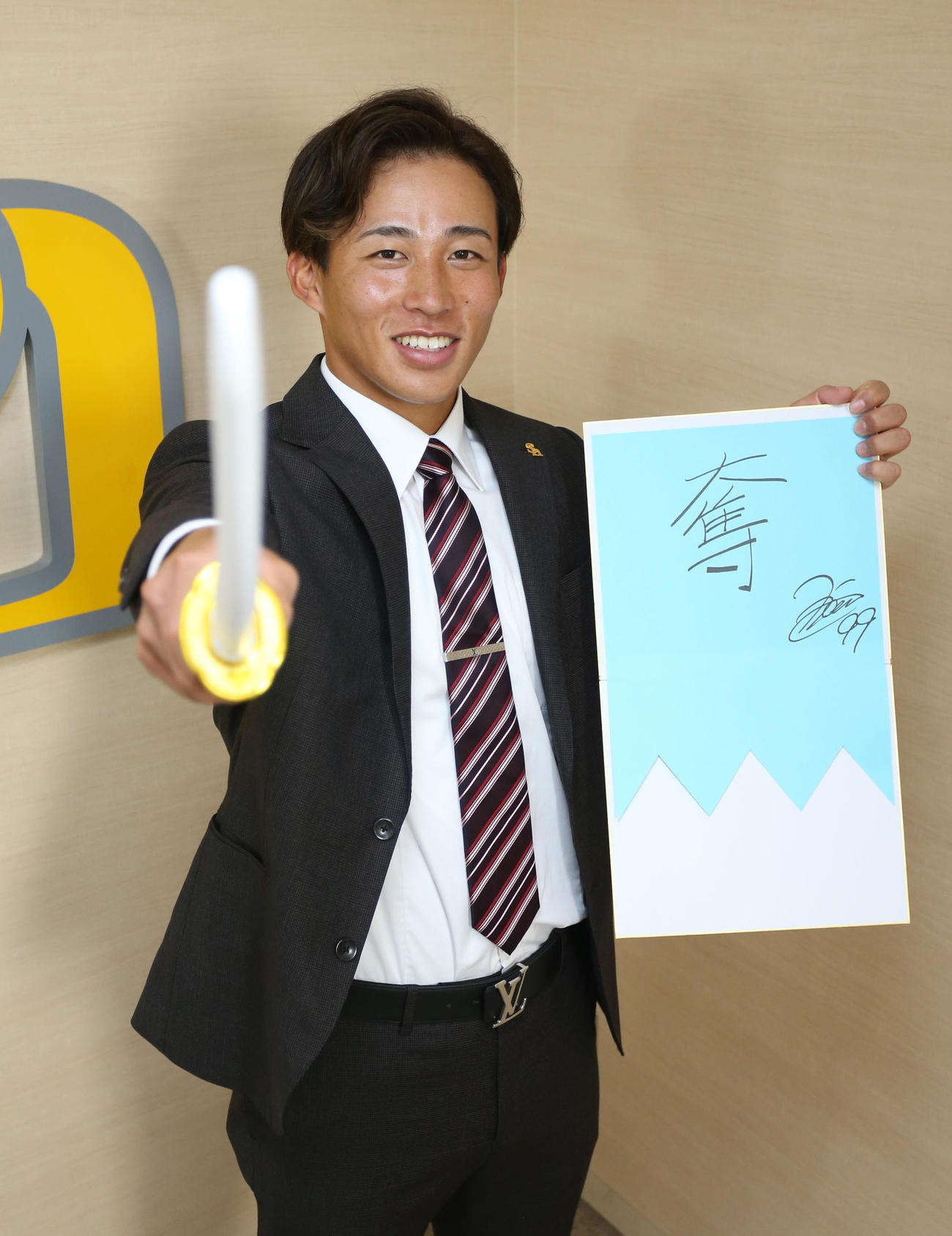 来季の目標を掲げ、ポーズを決める野村勇（撮影・屋方直哉）