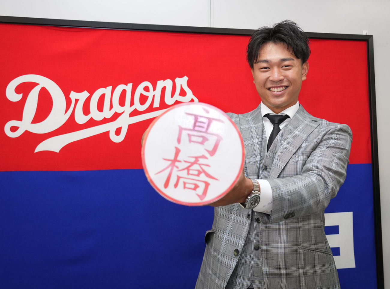 契約更改を終え報道陣が用意したハンコを手に笑顔の高橋宏（撮影・森本幸一）