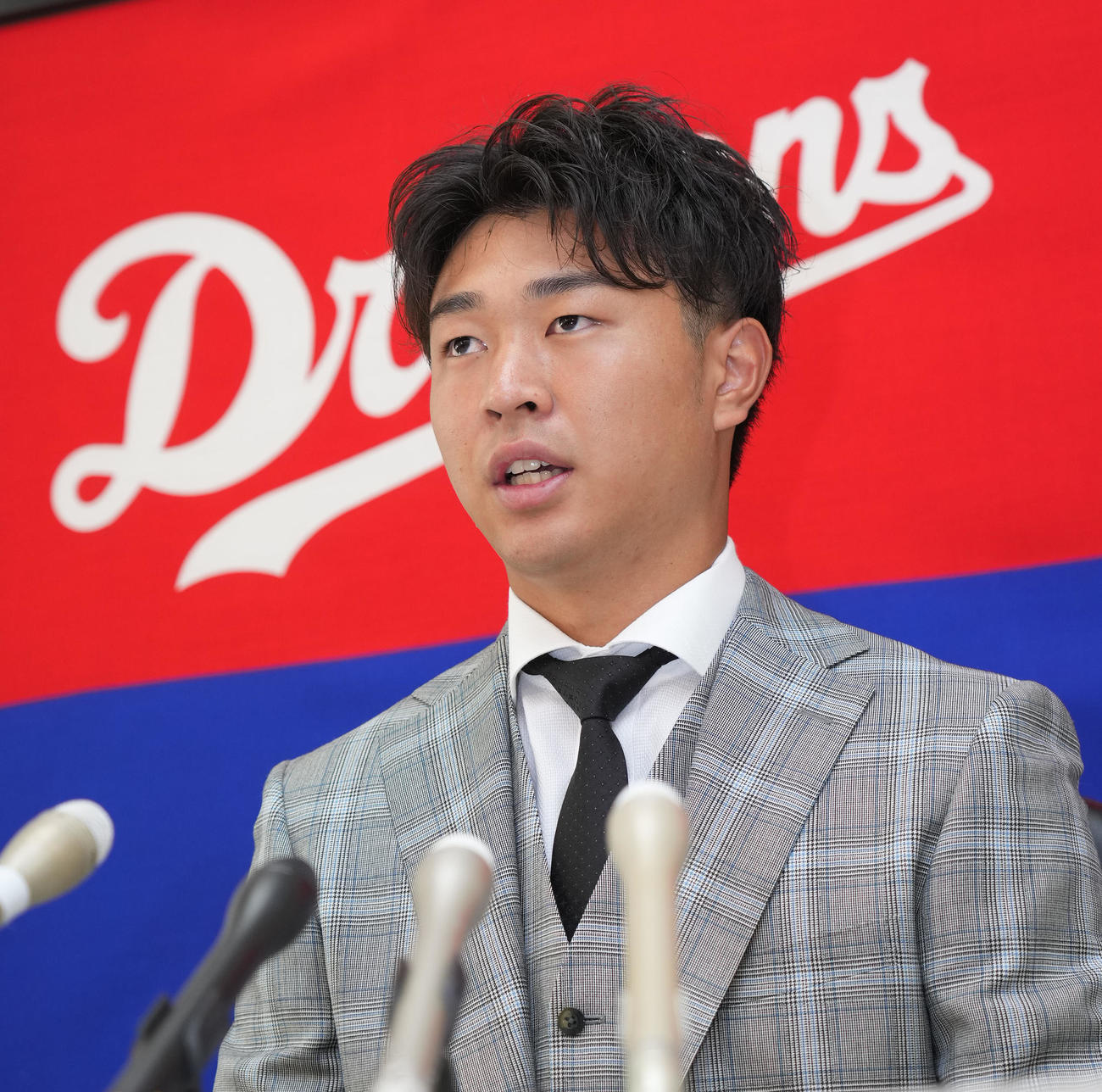 契約更改を終え会見する高橋宏（撮影・森本幸一）
