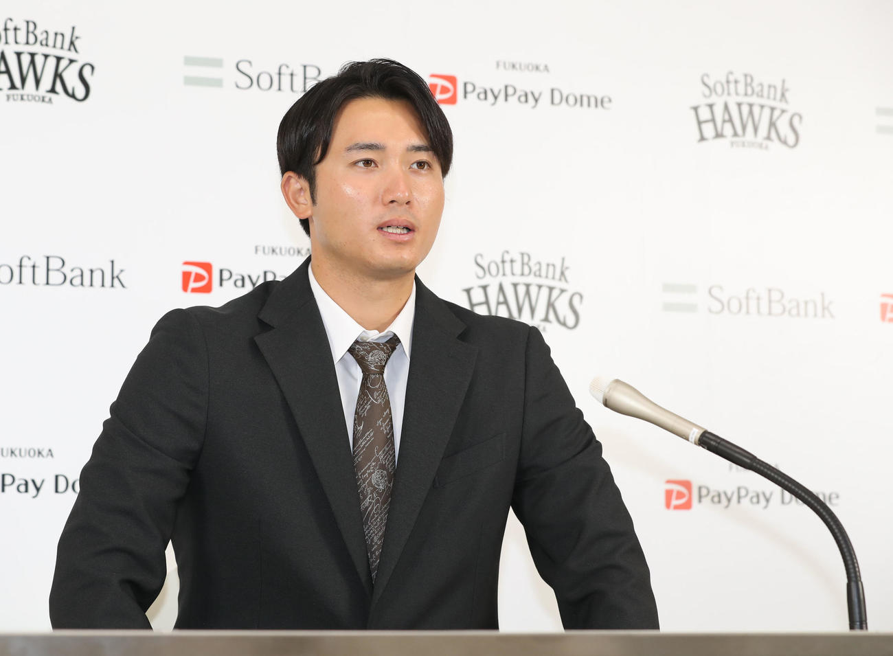契約更改を終えて会見を行う高橋純（撮影・屋方直哉）