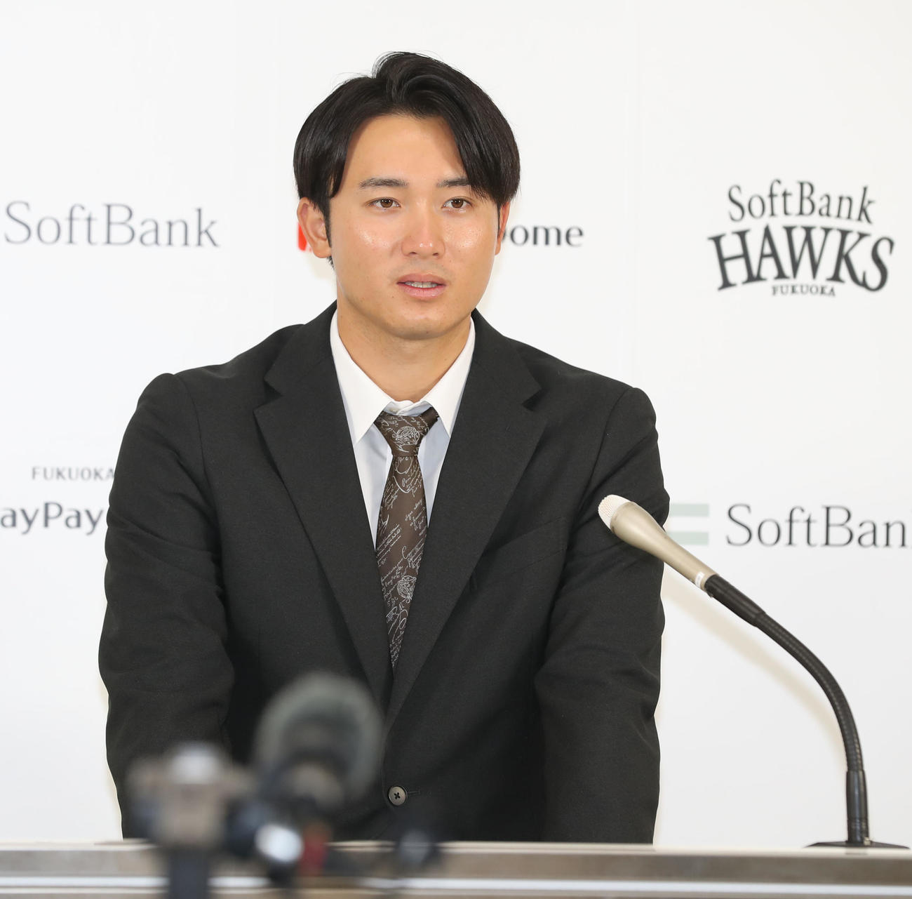 契約更改を終えて会見を行う高橋純（撮影・屋方直哉）