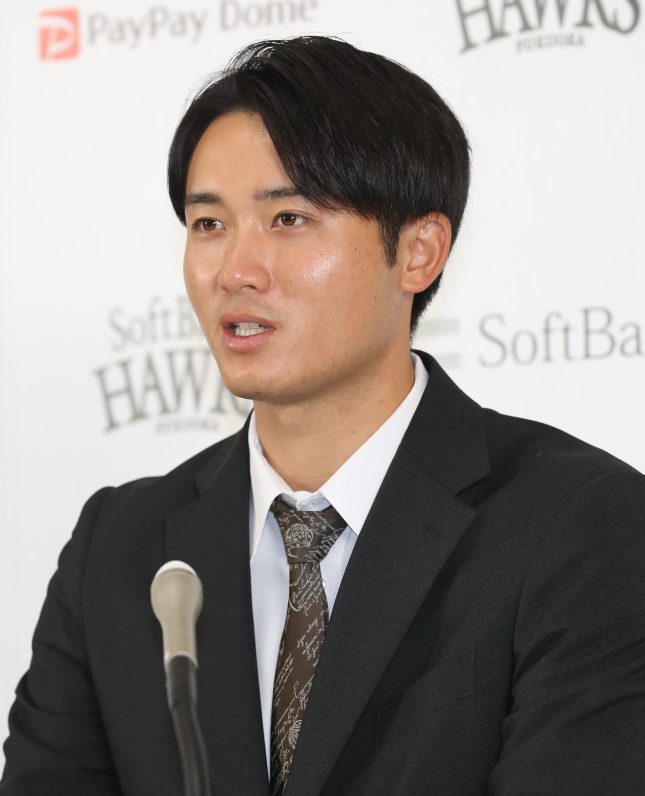 契約更改を終えて会見を行う高橋純（撮影・屋方直哉）