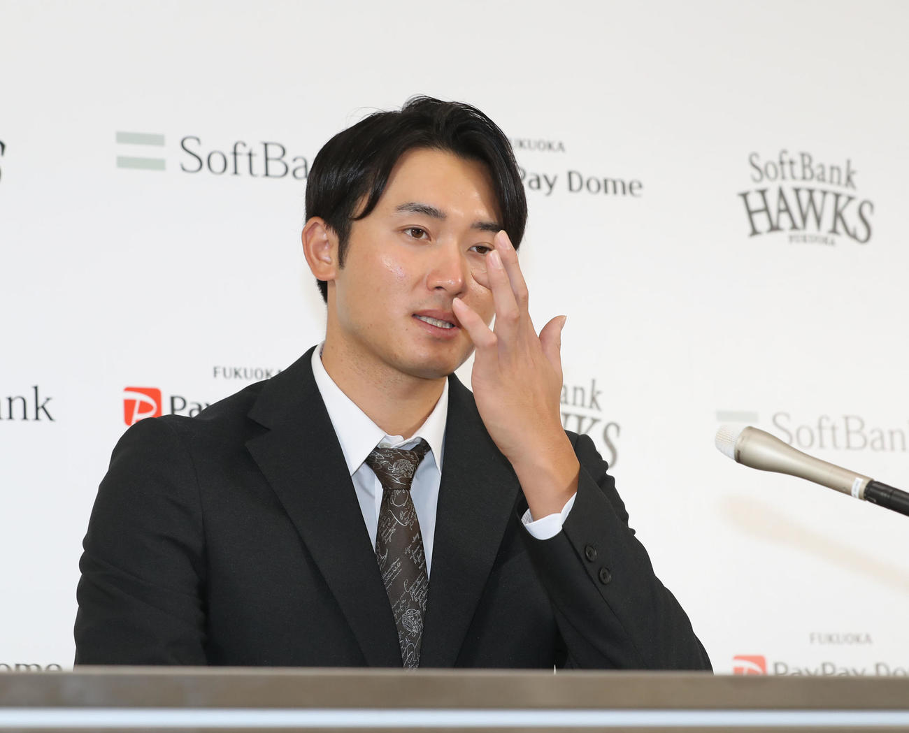 契約更改を終えて会見を行う高橋純（撮影・屋方直哉）