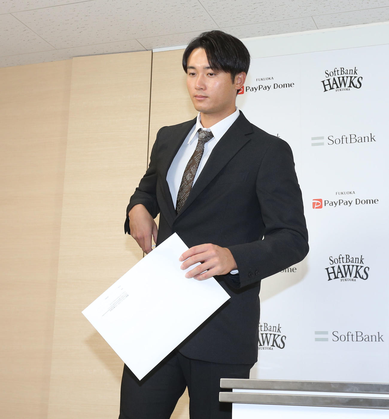 契約更改の会見を終え、会場を後にする高橋純（撮影・屋方直哉）