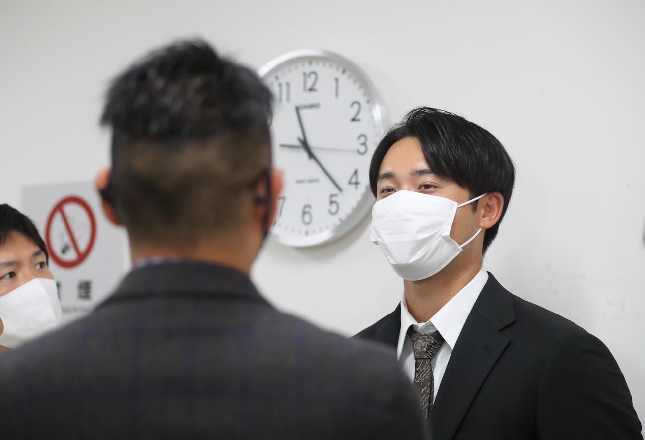 契約更改の会見を終え、囲み取材を受ける高橋純（撮影・屋方直哉）