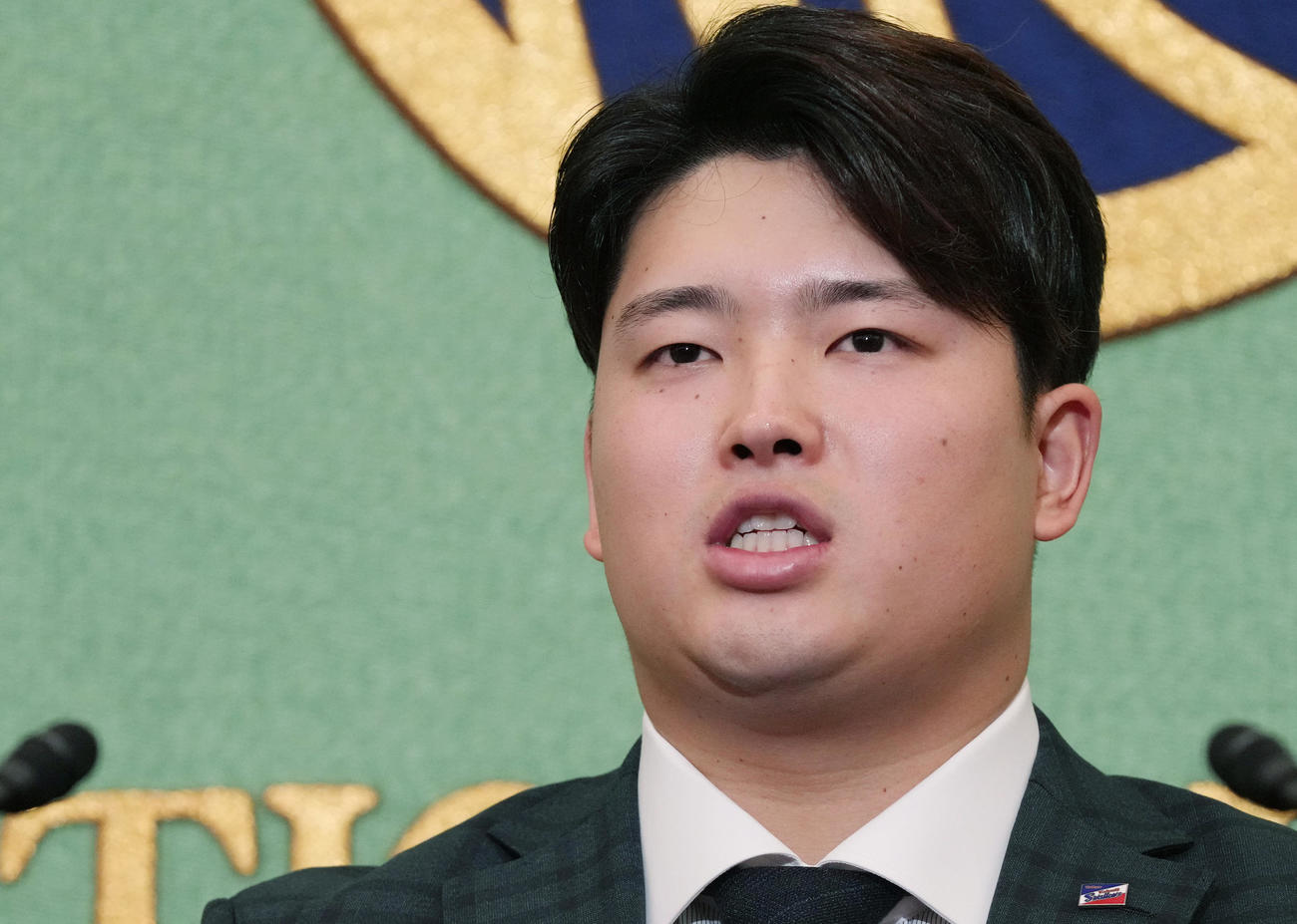 11月14日、日本記者クラブでの会見で質問に答えるヤクルト村上宗隆