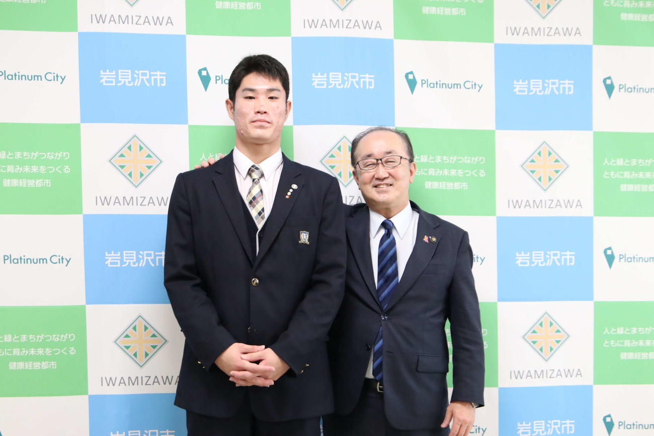 北海道・岩見沢市役所を表敬訪問し、松野市長（右）と記念撮影する広島ドラフト1位の苫小牧中央・斉藤（撮影・山崎純一）