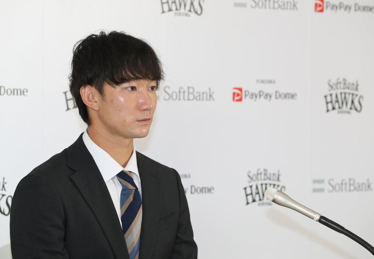 契約更改を終えて会見を行うソフトバンク正木智也（撮影・屋方直哉）