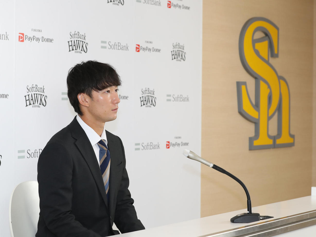 契約更改を終えて会見を行うソフトバンク正木智也（撮影・屋方直哉）