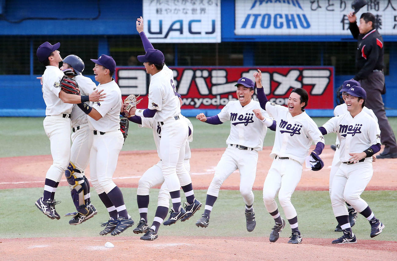 国学院大対明大　優勝し、喜びを爆発させる明大ナイン（撮影・宮地輝）