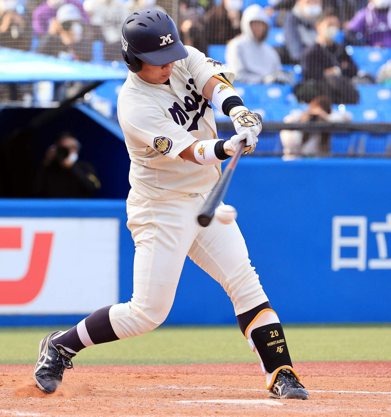 国学院大対明大　3回裏明大2死一、三塁、蓑尾は先制右適時打を放つ（撮影・浅見桂子）