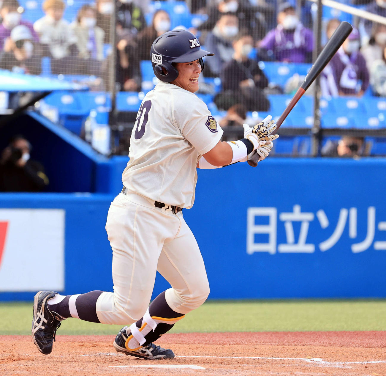 国学院大対明大　3回裏明大2死一、三塁、蓑尾は先制右適時打を放つ（撮影・浅見桂子）