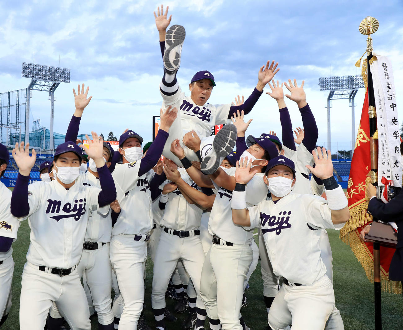 国学院大対明大　優勝を決めた明大ナインは笑顔で田中監督（中央）を胴上げする（撮影・浅見桂子）