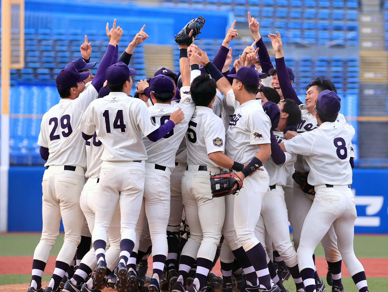 国学院大対明大　優勝を決め、大喜びで歓喜の輪を作る明大ナイン（撮影・浅見桂子）