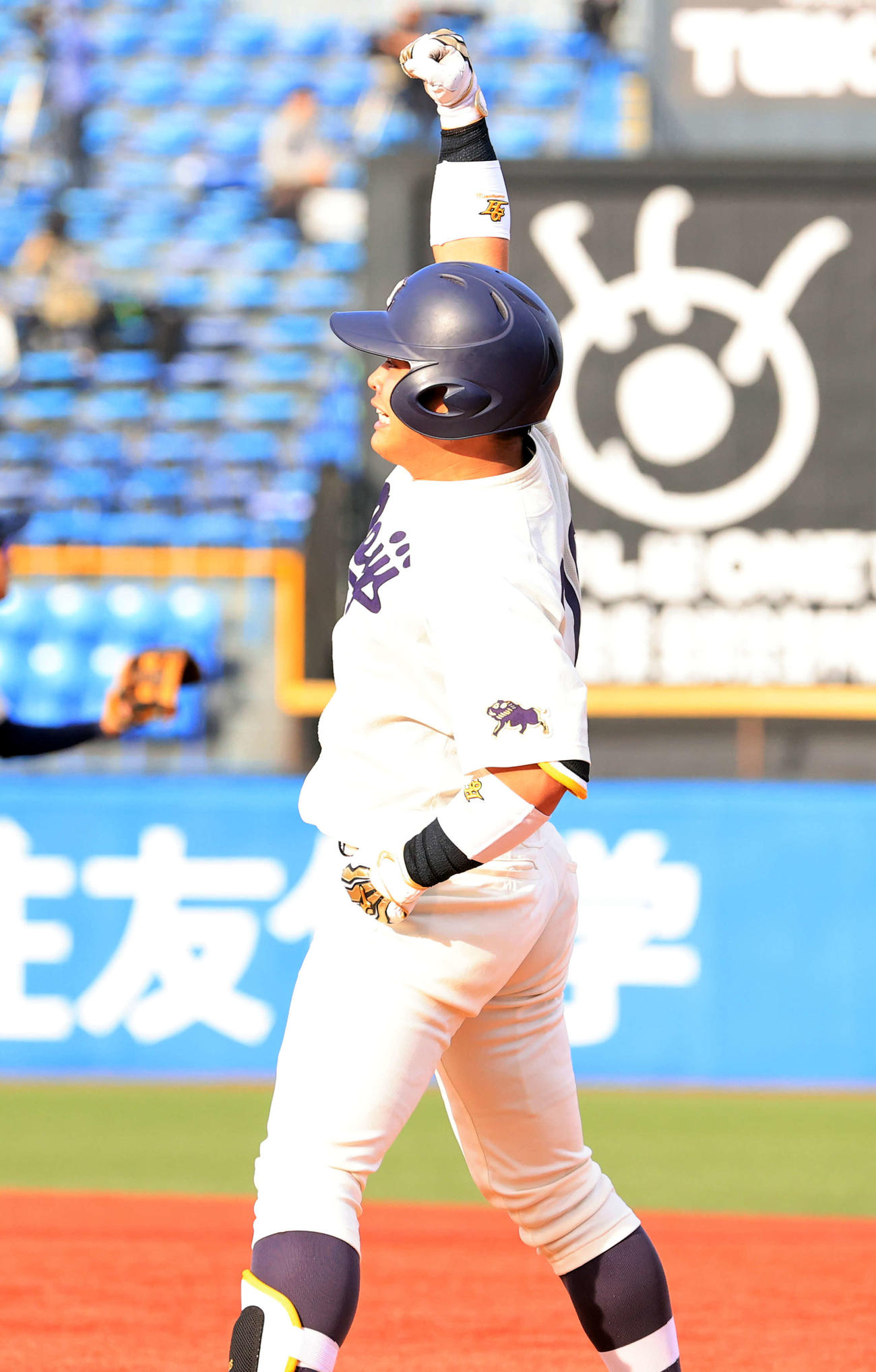 国学院大対明大　3回裏明大2死一、三塁、蓑尾は先制右適時打を放ち、ベンチにガッツポーズ（撮影・浅見桂子）