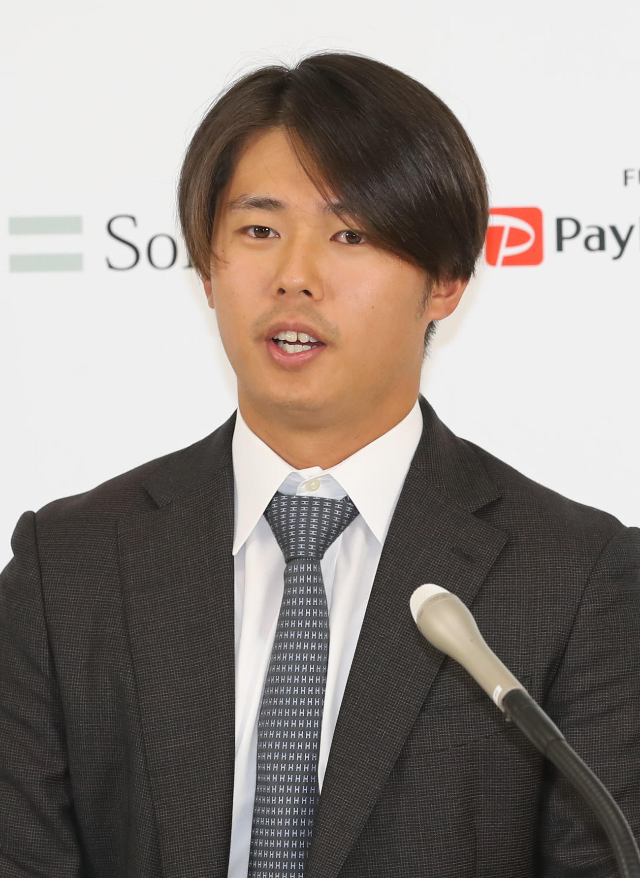 契約更改を終えて会見を行うソフトバンク田浦文丸（撮影・屋方直哉）