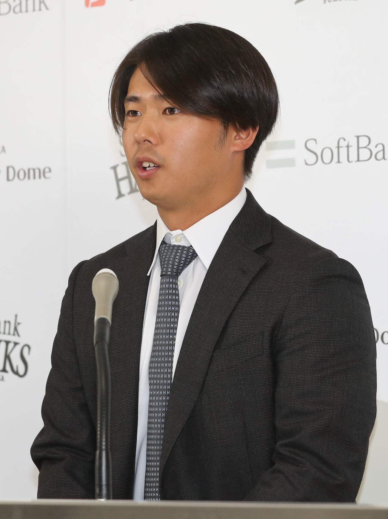 契約更改を終えて会見を行うソフトバンク田浦文丸（撮影・屋方直哉）
