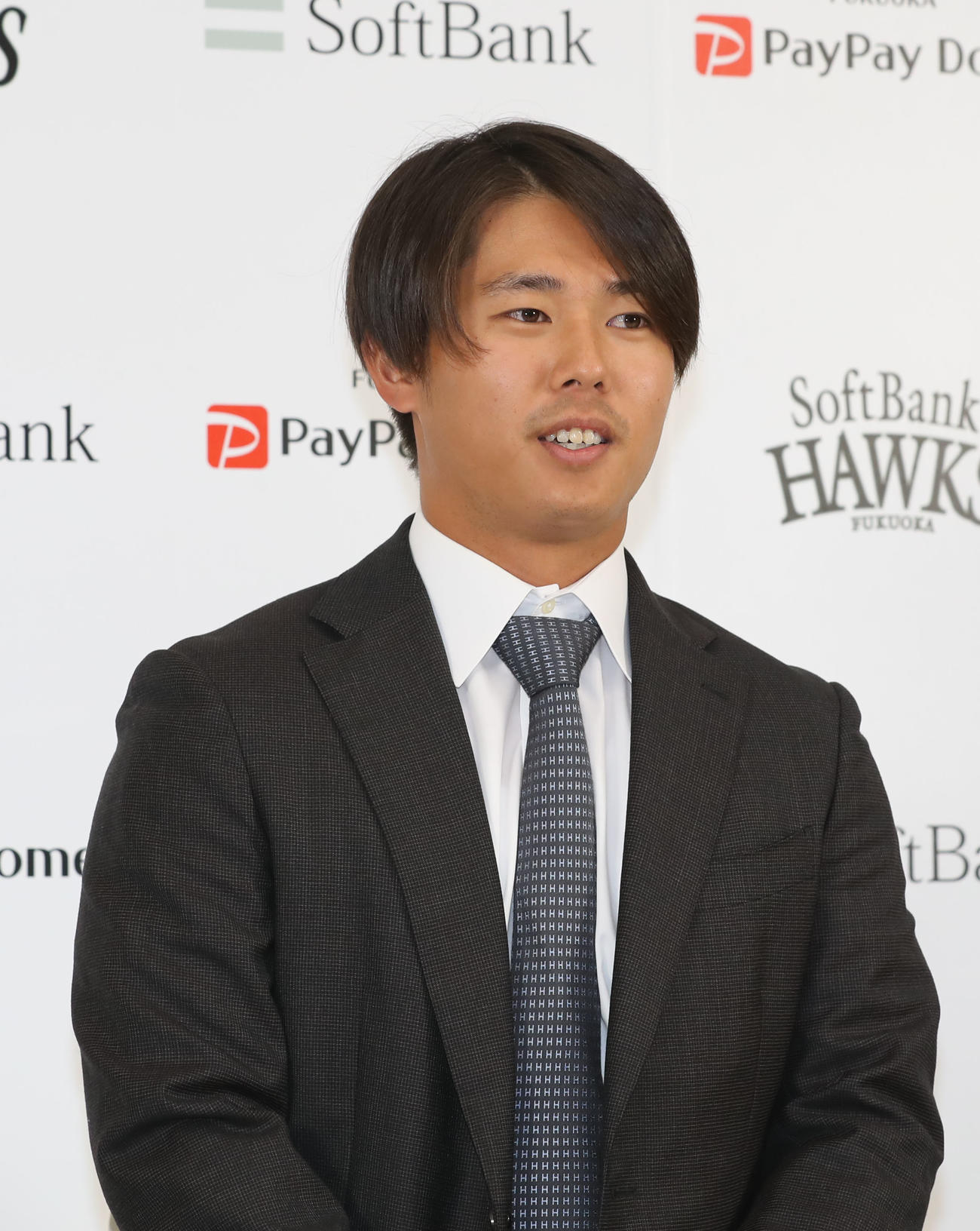 契約更改を終えて会見を行うソフトバンク田浦文丸（撮影・屋方直哉）