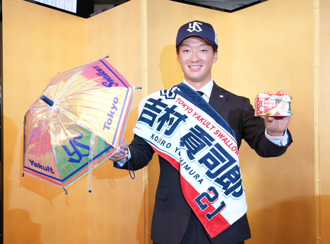 仮契約を終え、笑顔でポーズをとるヤクルトドラフト1位の東芝・吉村（撮影・菅敏）