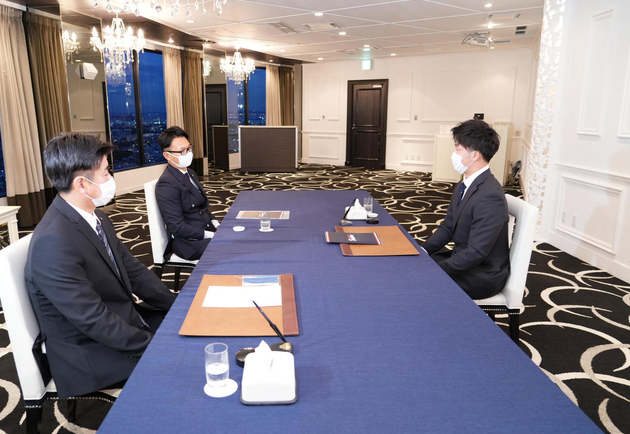 仮契約を結ぶヤクルトドラフト1位の東芝・吉村（右）。中央は橿渕スカウト（撮影・菅敏）
