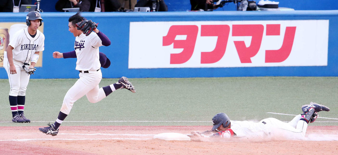 国学院大対明大　最後のアウトを奪い優勝を決めた明大・村田賢一（左から2人目）（撮影・宮地輝）