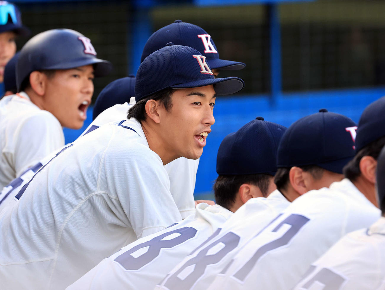 国学院大対明大　ベンチから笑顔で声を出す国学院大の古江（中央）（撮影・浅見桂子）